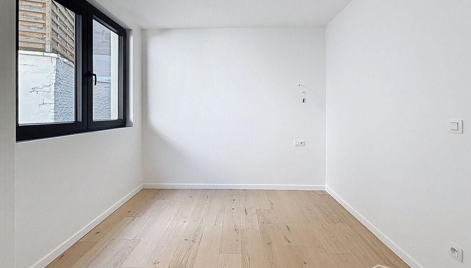 Wonen in &eacute;&eacute;n van de mooiste straten van Antwerpen? Welkom in residentie Emilia op de Dodoensstraat 6.&nbsp;
Een recent gerenoveerd gelijkvloers appartement met ruime zonnige tuin.&nbsp;
Via de inkomdeur komt u uit in de ruime keuken voorzien van alle nodige toe