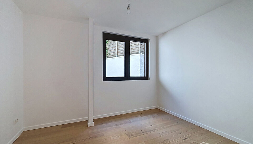 Wonen in &eacute;&eacute;n van de mooiste straten van Antwerpen? Welkom in residentie Emilia op de Dodoensstraat 6.&nbsp;
Een recent gerenoveerd gelijkvloers appartement met ruime zonnige tuin.&nbsp;
Via de inkomdeur komt u uit in de ruime keuken voorzien van alle nodige toe