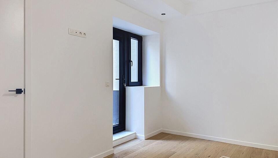 Wonen in &eacute;&eacute;n van de mooiste straten van Antwerpen? Welkom in residentie Emilia op de Dodoensstraat 6.&nbsp;
Een recent gerenoveerd gelijkvloers appartement met ruime zonnige tuin.&nbsp;
Via de inkomdeur komt u uit in de ruime keuken voorzien van alle nodige toe
