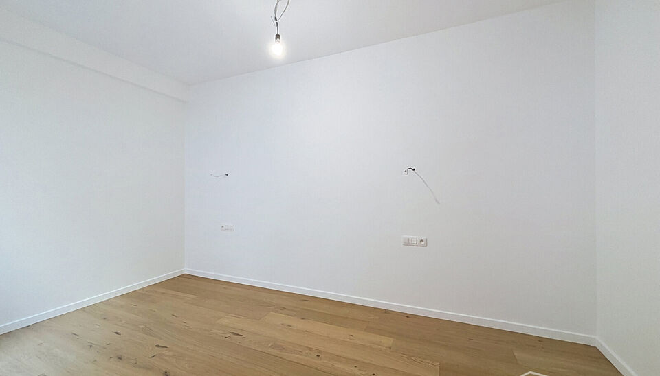 Wonen in &eacute;&eacute;n van de mooiste straten van Antwerpen? Welkom in residentie Emilia op de Dodoensstraat 6.&nbsp;
Een recent gerenoveerd gelijkvloers appartement met ruime zonnige tuin.&nbsp;
Via de inkomdeur komt u uit in de ruime keuken voorzien van alle nodige toe