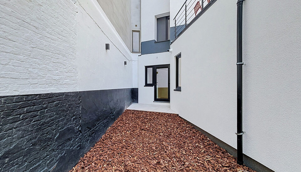Wonen in &eacute;&eacute;n van de mooiste straten van Antwerpen? Welkom in residentie Emilia op de Dodoensstraat 6.&nbsp;
Een recent gerenoveerd gelijkvloers appartement met ruime zonnige tuin.&nbsp;
Via de inkomdeur komt u uit in de ruime keuken voorzien van alle nodige toe