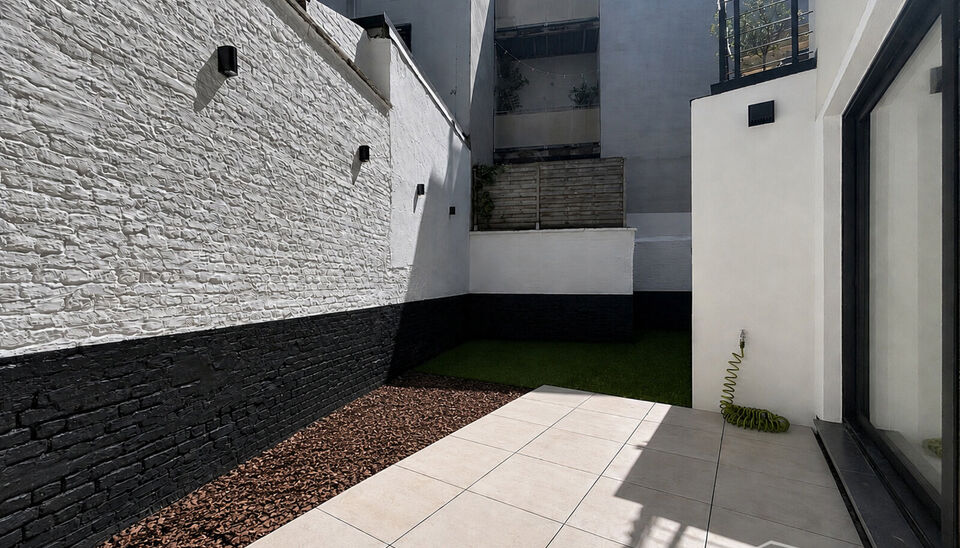 Wonen in &eacute;&eacute;n van de mooiste straten van Antwerpen? Welkom in residentie Emilia op de Dodoensstraat 6.&nbsp;
Een recent gerenoveerd gelijkvloers appartement met ruime zonnige tuin.&nbsp;
Via de inkomdeur komt u uit in de ruime keuken voorzien van alle nodige toe