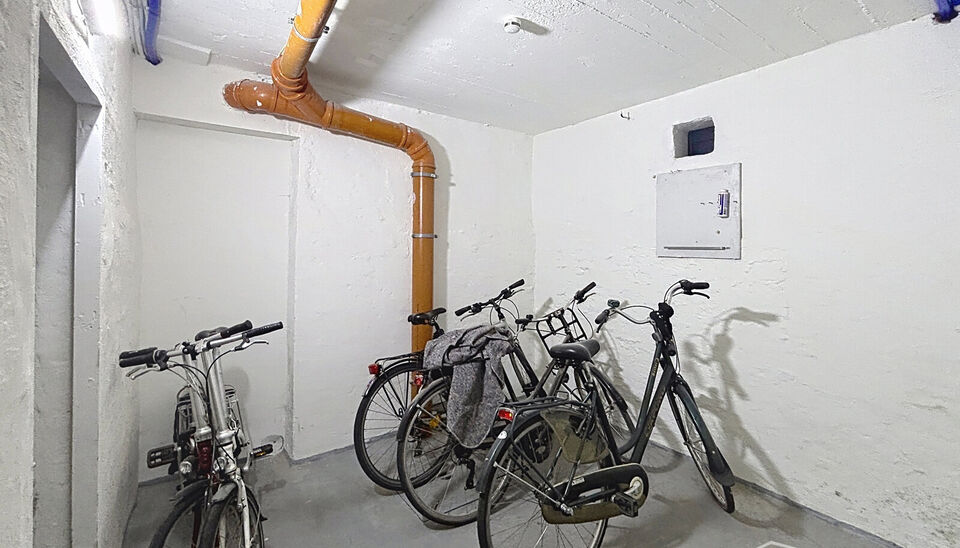 Wonen in &eacute;&eacute;n van de mooiste straten van Antwerpen? Welkom in residentie Emilia op de Dodoensstraat 6.&nbsp;
Een recent gerenoveerd gelijkvloers appartement met ruime zonnige tuin.&nbsp;
Via de inkomdeur komt u uit in de ruime keuken voorzien van alle nodige toe