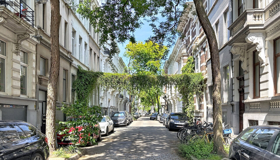 Wonen in &eacute;&eacute;n van de mooiste straten van Antwerpen? Welkom in residentie Emilia op de Dodoensstraat 6.&nbsp;
Een recent gerenoveerd gelijkvloers appartement met ruime zonnige tuin.&nbsp;
Via de inkomdeur komt u uit in de ruime keuken voorzien van alle nodige toe