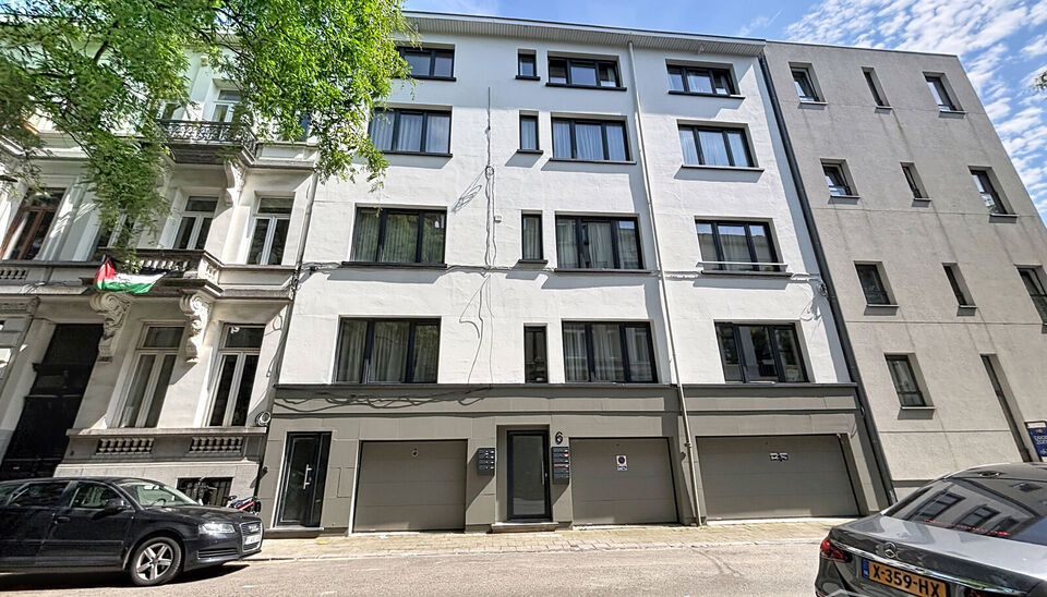 Wonen in &eacute;&eacute;n van de mooiste straten van Antwerpen? Welkom in residentie Emilia op de Dodoensstraat 6.&nbsp;
Een recent gerenoveerd gelijkvloers appartement met ruime zonnige tuin.&nbsp;
Via de inkomdeur komt u uit in de ruime keuken voorzien van alle nodige toe