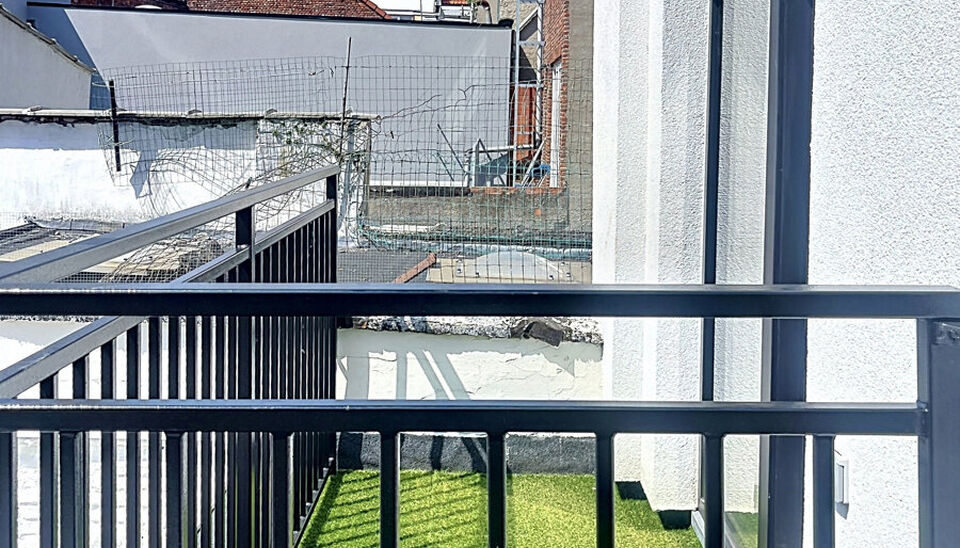 Dit charmante vernieuwde appartement met terras gevestigd in een klein gebouw,  biedt een perfecte balans tussen comfort en stijl, gelegen in de levendige en vernieuwende wijk Stuivenberg. 
Dit appartement ligt op wandelafstand van het parkcomplex Stuiven