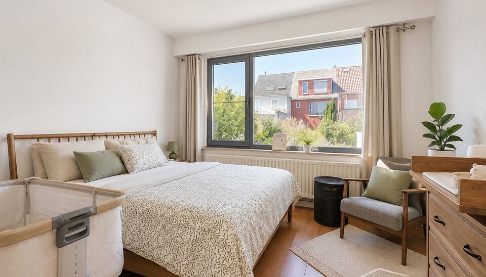 Dit aangename gelijkvloerse appartement combineert een praktische indeling met veel lichtinval en fijne buitenruimtes.
Bij binnenkomst verwelkomt de hal met praktische maatkasten u met heel wat extra opbergruimte. De ruime leefruimte biedt plaats voor een