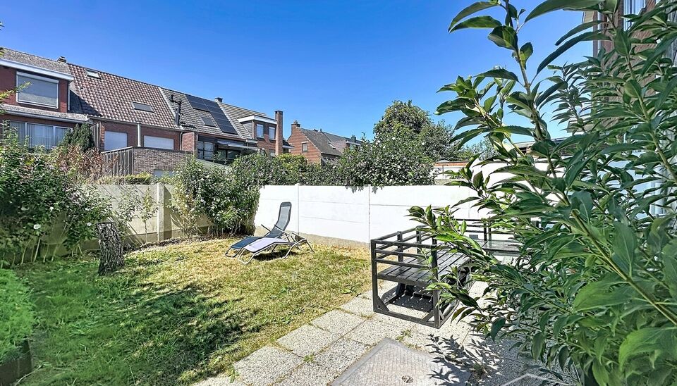 Dit aangename gelijkvloerse appartement combineert een praktische indeling met veel lichtinval en fijne buitenruimtes.
Bij binnenkomst verwelkomt de hal met praktische maatkasten u met heel wat extra opbergruimte. De ruime leefruimte biedt plaats voor een