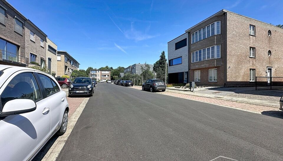 Dit aangename gelijkvloerse appartement combineert een praktische indeling met veel lichtinval en fijne buitenruimtes.
Bij binnenkomst verwelkomt de hal met praktische maatkasten u met heel wat extra opbergruimte. De ruime leefruimte biedt plaats voor een