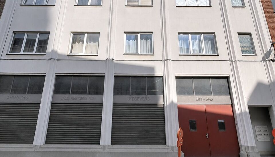 Dit lichtrijke en aangename &eacute;&eacute;nslaapkamerappartement is gelegen op de eerste verdieping en combineert een rustige woonomgeving met een uitstekende centrale ligging. Dit appartement bevindt zich aan de recent heraangelegde Paardenmarkt, op wandelafstand 