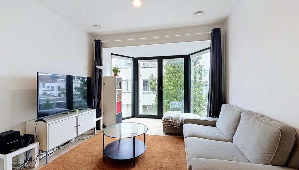 In het recente en stijlvolle woonproject 'Zurenborg Poort', waarvan de architectuur subtiel verwijst naar de karaktervolle art-nouveaustijl van de 19e eeuw, bevindt zich dit instapklare 1-slaapkamerappartement op de tweede verdieping.
Via de inkomhal kom 