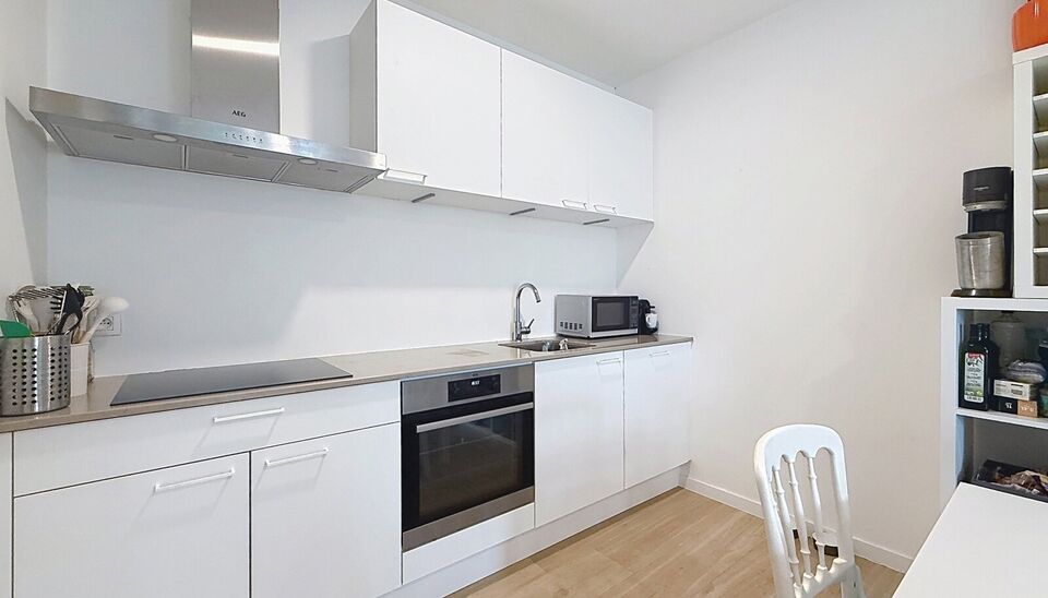 In het recente en stijlvolle woonproject 'Zurenborg Poort', waarvan de architectuur subtiel verwijst naar de karaktervolle art-nouveaustijl van de 19e eeuw, bevindt zich dit instapklare 1-slaapkamerappartement op de tweede verdieping.
Via de inkomhal kom 