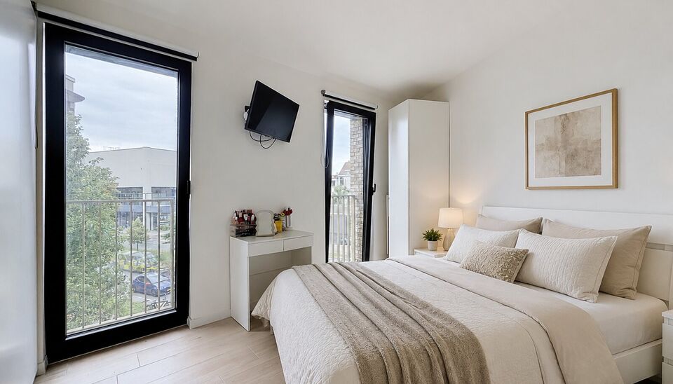 In het recente en stijlvolle woonproject 'Zurenborg Poort', waarvan de architectuur subtiel verwijst naar de karaktervolle art-nouveaustijl van de 19e eeuw, bevindt zich dit instapklare 1-slaapkamerappartement op de tweede verdieping.
Via de inkomhal kom 