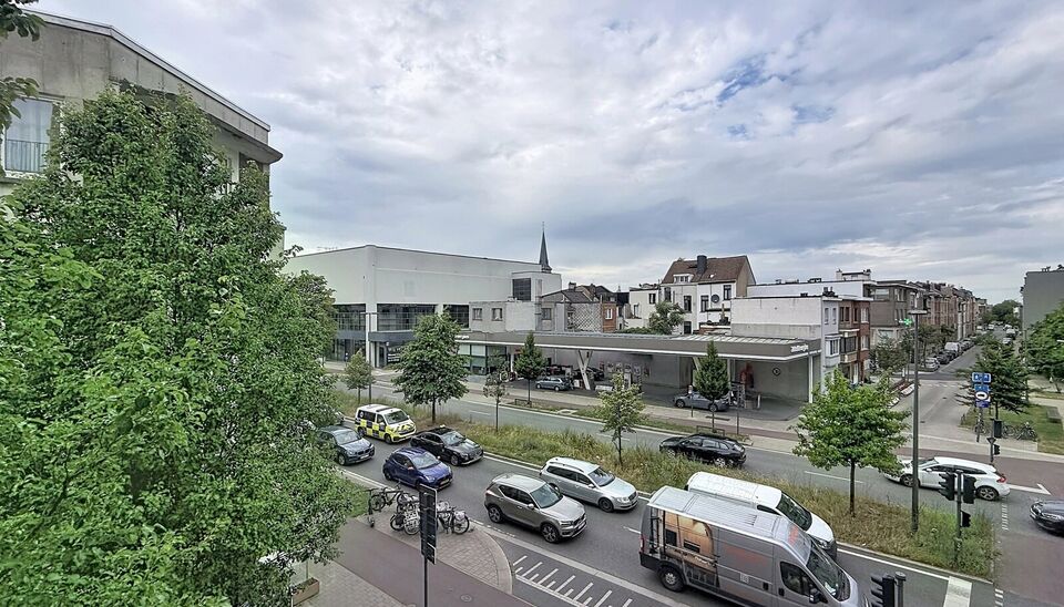 In het recente en stijlvolle woonproject 'Zurenborg Poort', waarvan de architectuur subtiel verwijst naar de karaktervolle art-nouveaustijl van de 19e eeuw, bevindt zich dit instapklare 1-slaapkamerappartement op de tweede verdieping.
Via de inkomhal kom 