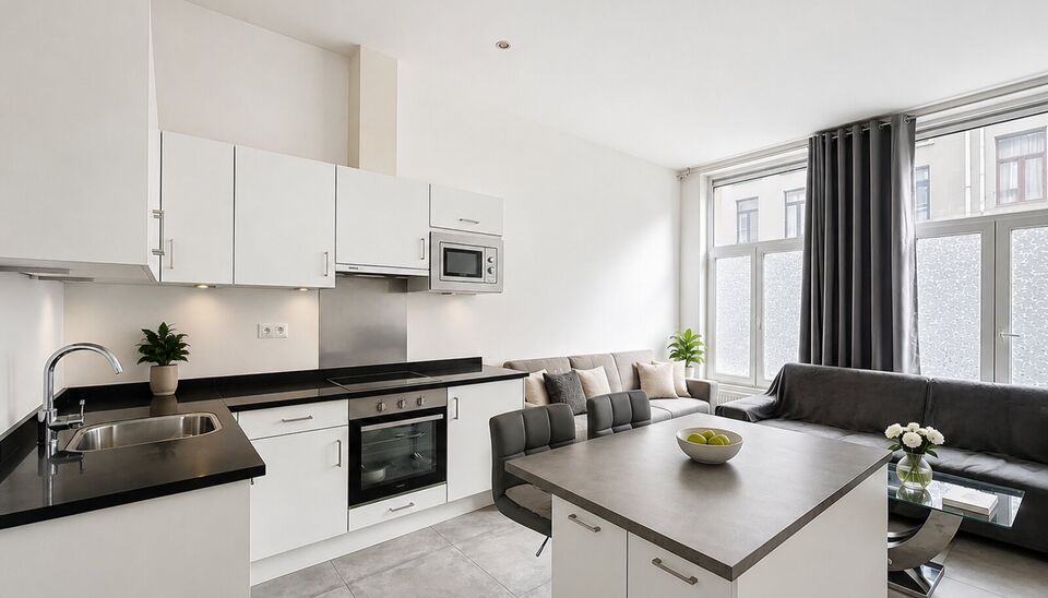 Op een boogscheut van Park Spoor Noord een instapklaar gelijkvloers appartement met terras.
Bij het betreden van het appartement komt u in de lichtrijke woonkamer (22 m&sup2;), die naadloos overgaat in een open, volledig ingerichte keuken. De keuken is uitger