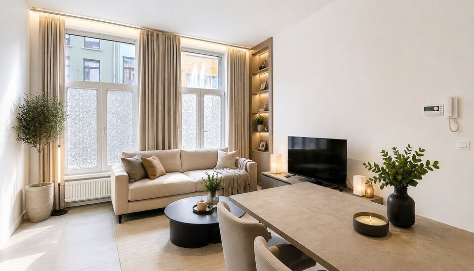Op een boogscheut van Park Spoor Noord een instapklaar gelijkvloers appartement met terras.
Bij het betreden van het appartement komt u in de lichtrijke woonkamer (22 m&sup2;), die naadloos overgaat in een open, volledig ingerichte keuken. De keuken is uitger