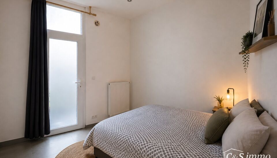 Op een boogscheut van Park Spoor Noord een instapklaar gelijkvloers appartement met terras.
Bij het betreden van het appartement komt u in de lichtrijke woonkamer (22 m&sup2;), die naadloos overgaat in een open, volledig ingerichte keuken. De keuken is uitger