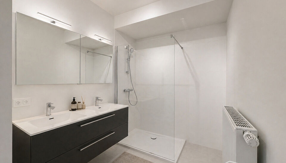 Luxe nieuwbouw appartement op de 20e verdieping met 270 graden uitzicht over Antwerpen, Park Spoor Noord, het Eilandje en de dokken. De lichtrijke leefruimte (ca. 26 m&sup2;) met open  keuken (ca. 6 m&sup2;) is voorzien van een keramische kookplaat, dampkap, koel