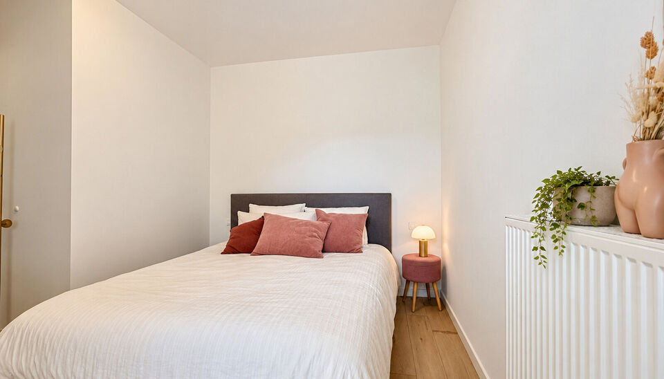 Op zoek naar een goed ingedeeld appartement op een uiterst centrale locatie? In de Lange Kievitstraat, op wandelafstand van het Centraal Station en vlak bij winkels, horeca en openbaar vervoer, bevindt zich dit aangename appartement op de tweede verdiepin