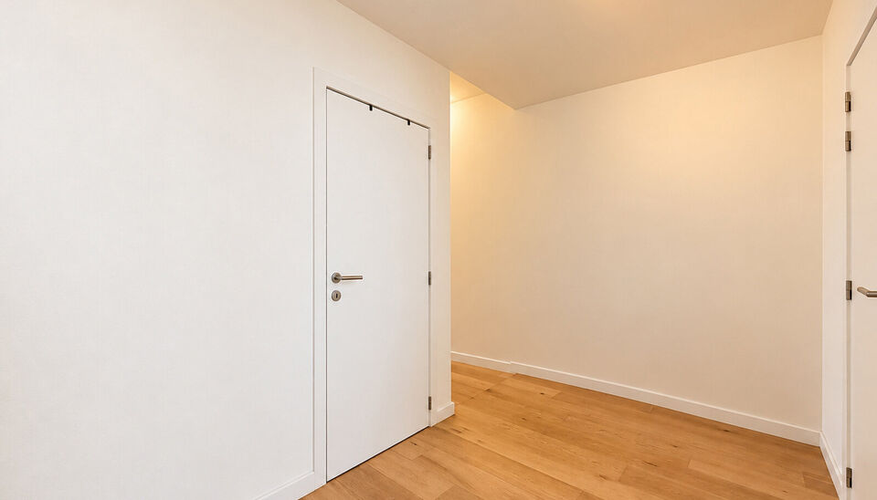 Op zoek naar een goed ingedeeld appartement op een uiterst centrale locatie? In de Lange Kievitstraat, op wandelafstand van het Centraal Station en vlak bij winkels, horeca en openbaar vervoer, bevindt zich dit aangename appartement op de tweede verdiepin