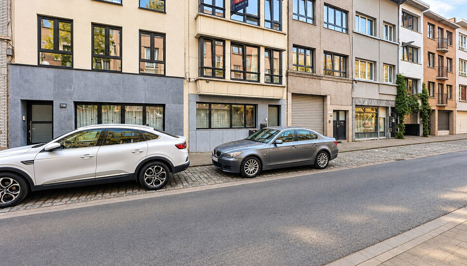 Op zoek naar een goed ingedeeld appartement op een uiterst centrale locatie? In de Lange Kievitstraat, op wandelafstand van het Centraal Station en vlak bij winkels, horeca en openbaar vervoer, bevindt zich dit aangename appartement op de tweede verdiepin