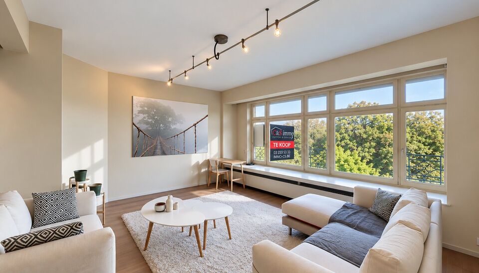 Lichtrijk 2-slaapkamerappartement met prachtig zicht op het Stadspark
Dit ruime en lichtrijke appartement bevindt zich op de 5de verdieping en geniet van een prachtig, open zicht over het Stadspark.
Bij binnenkomst komt u meteen in de volledig ge&iuml;nstalle