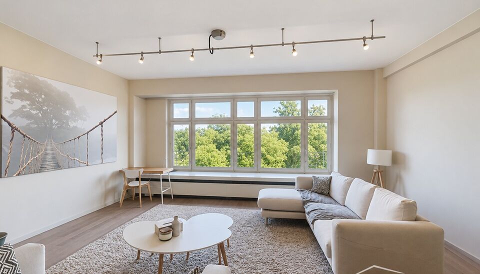 Lichtrijk 2-slaapkamerappartement met prachtig zicht op het Stadspark
Dit ruime en lichtrijke appartement bevindt zich op de 5de verdieping en geniet van een prachtig, open zicht over het Stadspark.
Bij binnenkomst komt u meteen in de volledig ge&iuml;nstalle