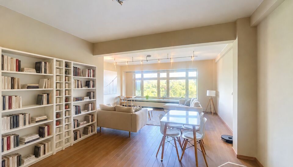 Lichtrijk 2-slaapkamerappartement met prachtig zicht op het Stadspark
Dit ruime en lichtrijke appartement bevindt zich op de 5de verdieping en geniet van een prachtig, open zicht over het Stadspark.
Bij binnenkomst komt u meteen in de volledig ge&iuml;nstalle