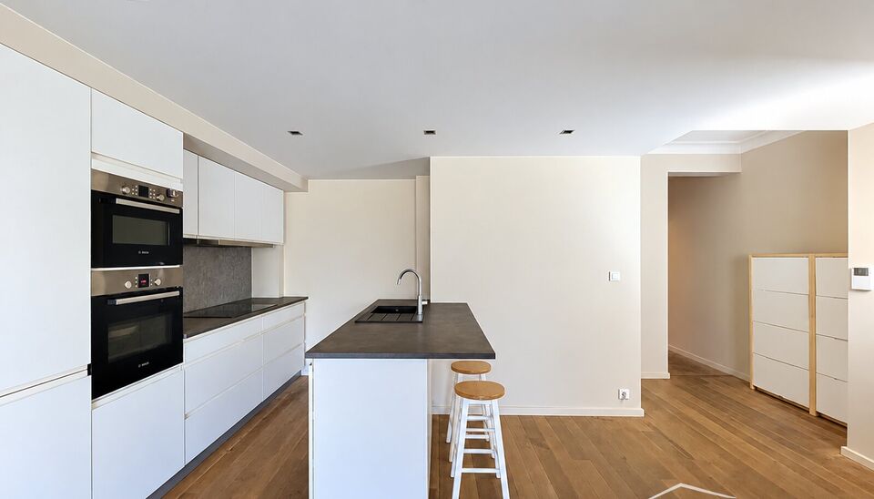 Lichtrijk 2-slaapkamerappartement met prachtig zicht op het Stadspark
Dit ruime en lichtrijke appartement bevindt zich op de 5de verdieping en geniet van een prachtig, open zicht over het Stadspark.
Bij binnenkomst komt u meteen in de volledig ge&iuml;nstalle