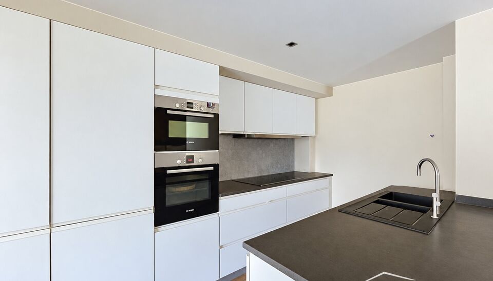 Lichtrijk 2-slaapkamerappartement met prachtig zicht op het Stadspark
Dit ruime en lichtrijke appartement bevindt zich op de 5de verdieping en geniet van een prachtig, open zicht over het Stadspark.
Bij binnenkomst komt u meteen in de volledig ge&iuml;nstalle