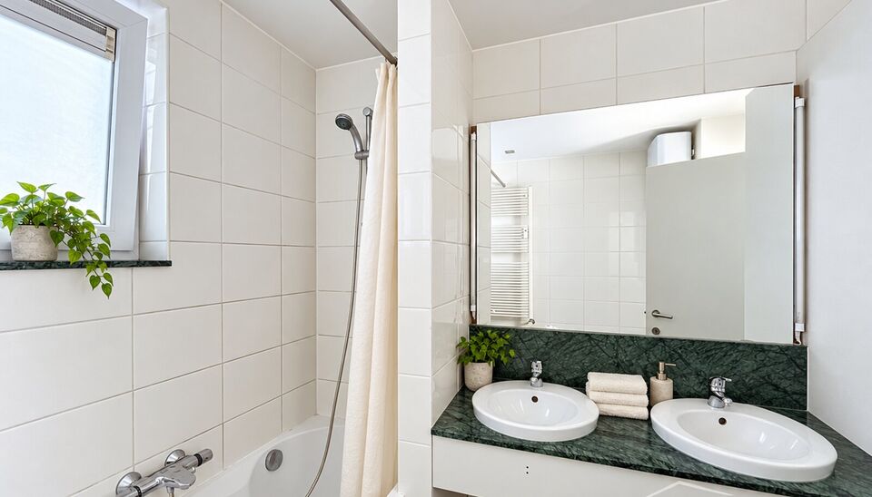 Lichtrijk 2-slaapkamerappartement met prachtig zicht op het Stadspark
Dit ruime en lichtrijke appartement bevindt zich op de 5de verdieping en geniet van een prachtig, open zicht over het Stadspark.
Bij binnenkomst komt u meteen in de volledig ge&iuml;nstalle