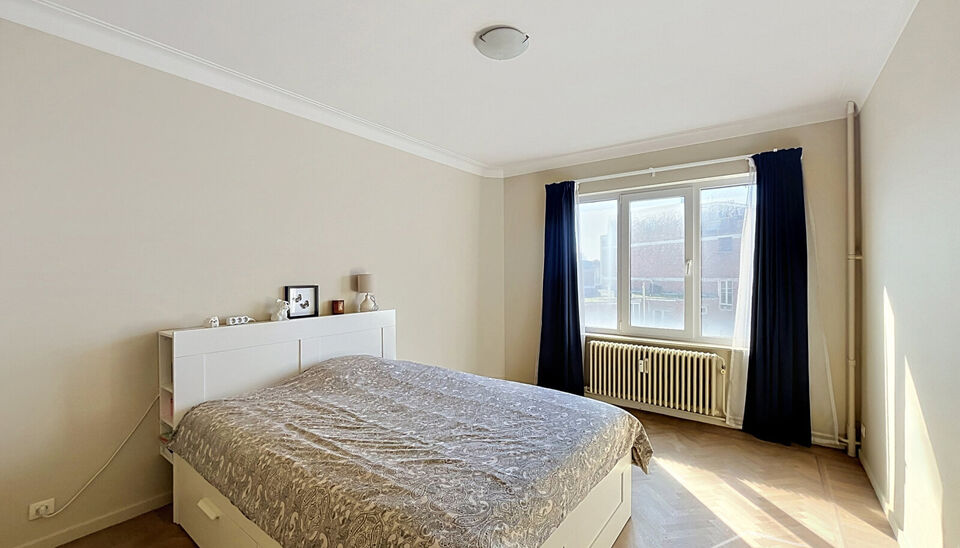 Lichtrijk 2-slaapkamerappartement met prachtig zicht op het Stadspark
Dit ruime en lichtrijke appartement bevindt zich op de 5de verdieping en geniet van een prachtig, open zicht over het Stadspark.
Bij binnenkomst komt u meteen in de volledig ge&iuml;nstalle