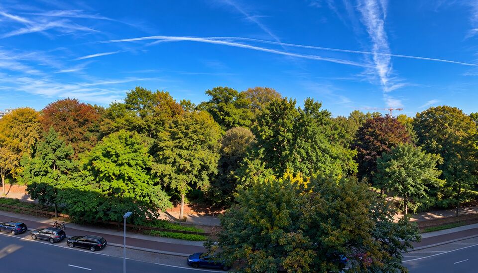 Lichtrijk 2-slaapkamerappartement met prachtig zicht op het Stadspark
Dit ruime en lichtrijke appartement bevindt zich op de 5de verdieping en geniet van een prachtig, open zicht over het Stadspark.
Bij binnenkomst komt u meteen in de volledig ge&iuml;nstalle