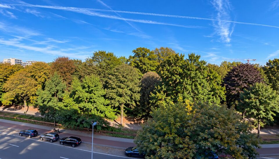Lichtrijk 2-slaapkamerappartement met prachtig zicht op het Stadspark
Dit ruime en lichtrijke appartement bevindt zich op de 5de verdieping en geniet van een prachtig, open zicht over het Stadspark.
Bij binnenkomst komt u meteen in de volledig ge&iuml;nstalle