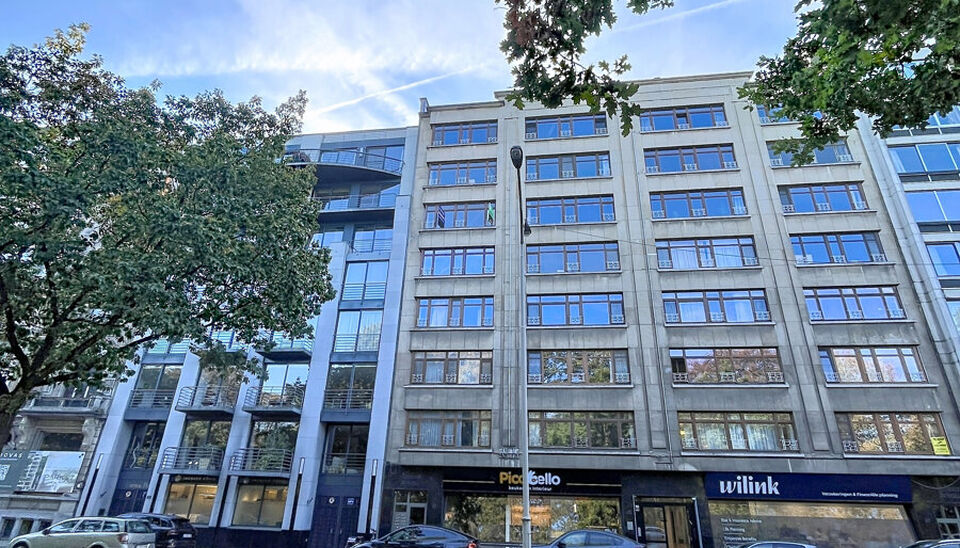 Lichtrijk 2-slaapkamerappartement met prachtig zicht op het Stadspark
Dit ruime en lichtrijke appartement bevindt zich op de 5de verdieping en geniet van een prachtig, open zicht over het Stadspark.
Bij binnenkomst komt u meteen in de volledig ge&iuml;nstalle