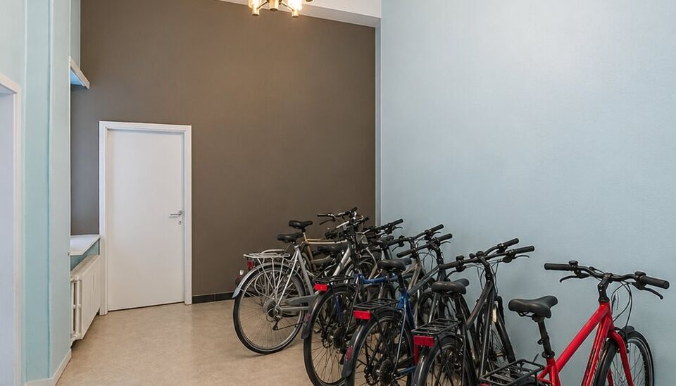 Lichtrijk 2-slaapkamerappartement met prachtig zicht op het Stadspark
Dit ruime en lichtrijke appartement bevindt zich op de 5de verdieping en geniet van een prachtig, open zicht over het Stadspark.
Bij binnenkomst komt u meteen in de volledig ge&iuml;nstalle