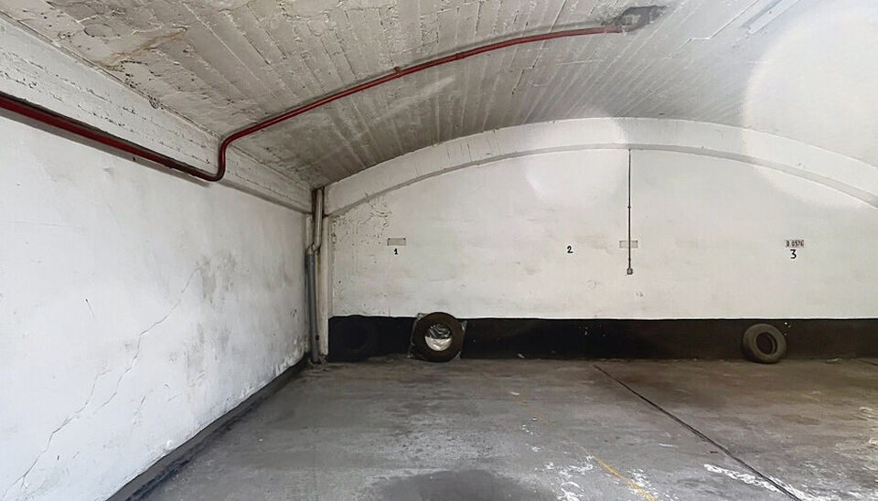 Lichtrijk 2-slaapkamerappartement met prachtig zicht op het Stadspark
Dit ruime en lichtrijke appartement bevindt zich op de 5de verdieping en geniet van een prachtig, open zicht over het Stadspark.
Bij binnenkomst komt u meteen in de volledig ge&iuml;nstalle