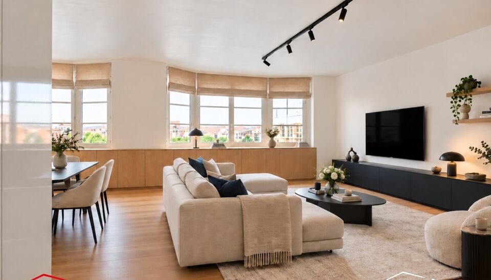 Kwalitatief afgewerkt appartement op de vierde verdieping van &lsquo;Het Koninklijk Entrepot&rsquo;. Men betreedt de woning via de inkomhal, met veiligheidsdeur, die rechtstreeks toegang biedt tot de open en lichtrijke woon- en eetkamer op parket die een frontaal