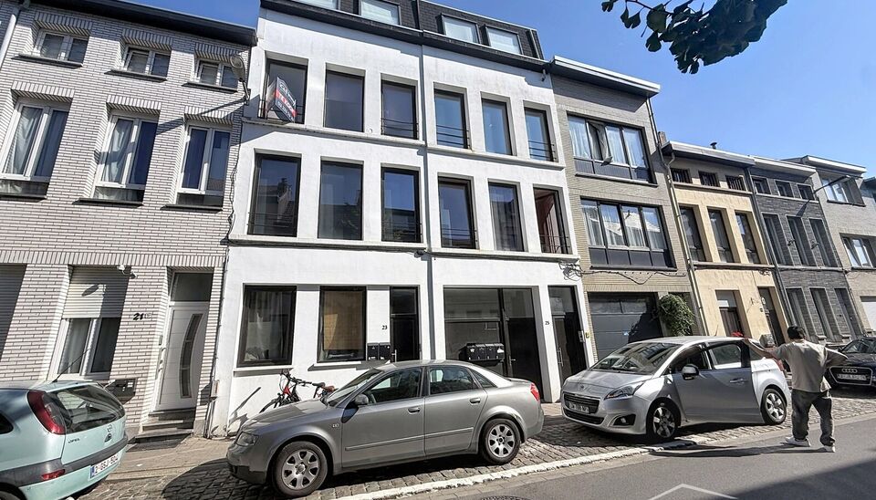 Mooi appartement op de tweede verdieping met een riant terras. Inkomhal, lichtrijke leefruimte (ca 37m&sup2;) met een open ge&iuml;nstalleerde keuken. De moderne keuken is uitgerust met keramische kookplaat, oven, dampkap, vaatwasser en koelkast met vriesvak. Van