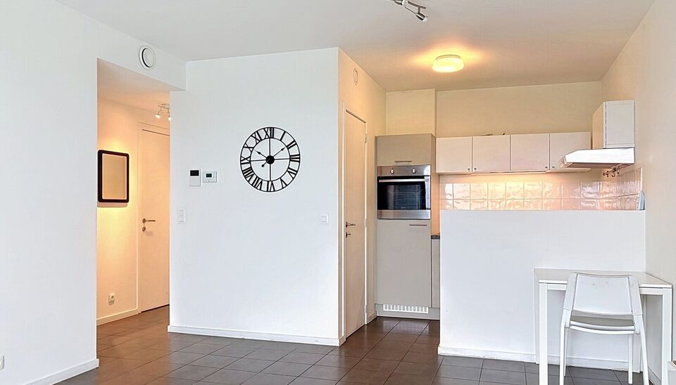 Op zoek naar een lichtrijk 1 slaapkamer appartement met autostaanplaats en kelderberging om zelf in te wonen of om te verhuren? Bekijk dan zeker dit gezellig appartement met prachtig uitzicht!
Deze nieuwbouw uit 2016 is zeer centraal gelegen, vlakbij de v