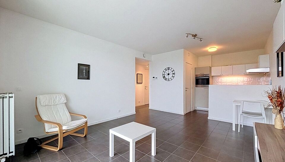 Op zoek naar een lichtrijk 1 slaapkamer appartement met autostaanplaats en kelderberging om zelf in te wonen of om te verhuren? Bekijk dan zeker dit gezellig appartement met prachtig uitzicht!
Deze nieuwbouw uit 2016 is zeer centraal gelegen, vlakbij de v