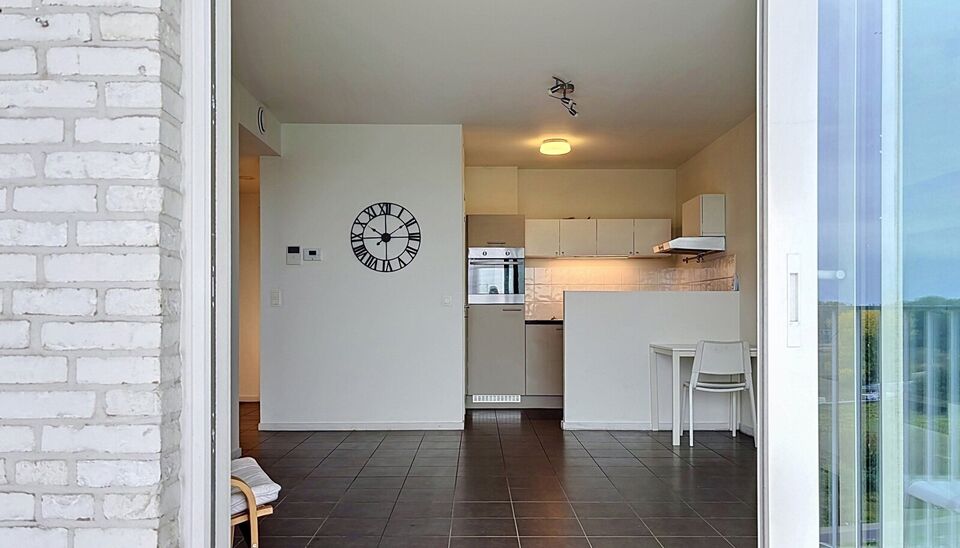 Op zoek naar een lichtrijk 1 slaapkamer appartement met autostaanplaats en kelderberging om zelf in te wonen of om te verhuren? Bekijk dan zeker dit gezellig appartement met prachtig uitzicht!
Deze nieuwbouw uit 2016 is zeer centraal gelegen, vlakbij de v