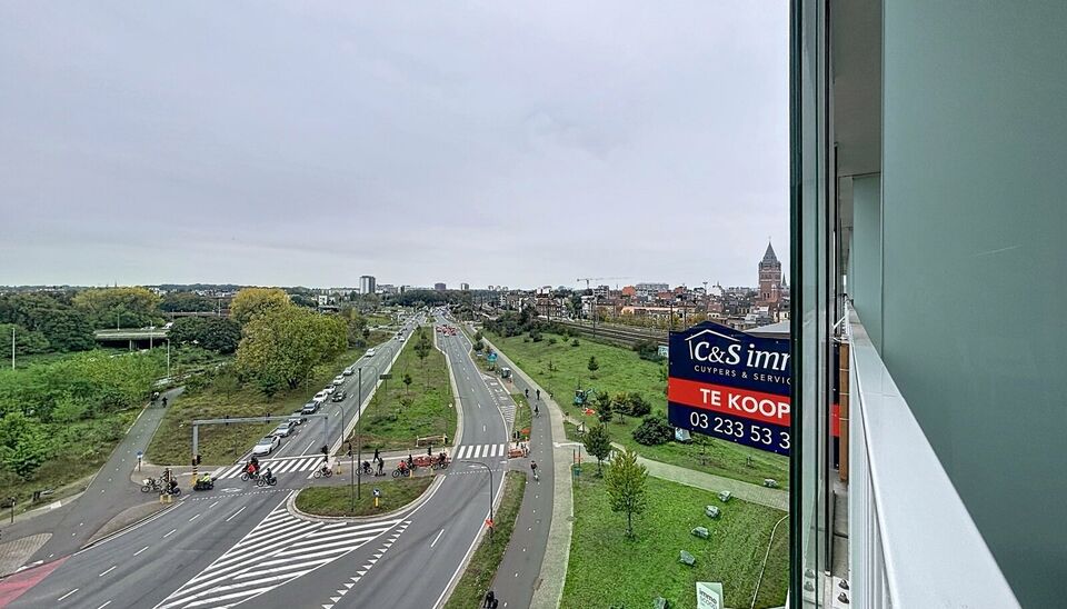 Op zoek naar een lichtrijk 1 slaapkamer appartement met autostaanplaats en kelderberging om zelf in te wonen of om te verhuren? Bekijk dan zeker dit gezellig appartement met prachtig uitzicht!
Deze nieuwbouw uit 2016 is zeer centraal gelegen, vlakbij de v