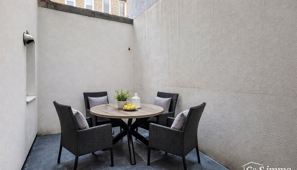 Op een boogscheut van Park Spoor Noord een instapklaar gelijkvloers appartement met terras.
Bij het betreden van het appartement komt u in de lichtrijke woonkamer (22 m&sup2;), die naadloos overgaat in een open, volledig ingerichte keuken. De keuken is uitger