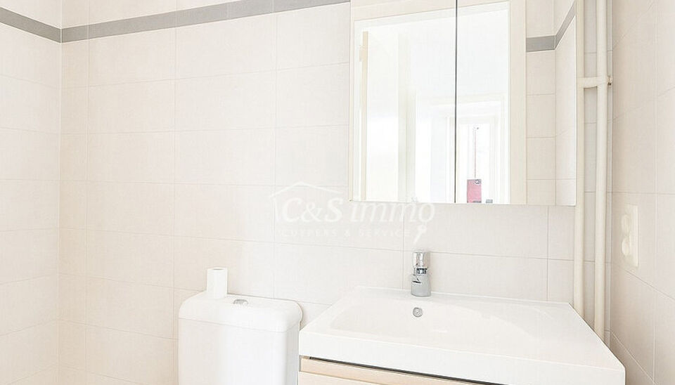 Licht appartement op wandelafstand van het Te Boelaarpark en diverse winkels.
De inkomhal leidt naar de woon- en eetkamer (ca. 23 m&sup2;) met laminaatvloer, aansluitend aan de praktische hoekkeuken. Het appartement beschikt over 2 slaapkamers (ca. 13 m&sup2; - 5