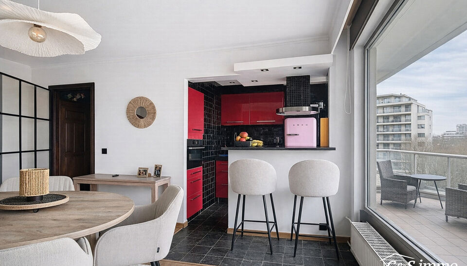 Welkom in residentie Willem de Brouwer. Op de achtste verdieping van dit goed onderhouden gebouw bevindt zich dit appartement, gelegen aan een gemeenschappelijke gang met slechts vier andere wooneenheden.
U betreedt het appartement via de inkomhal, die be