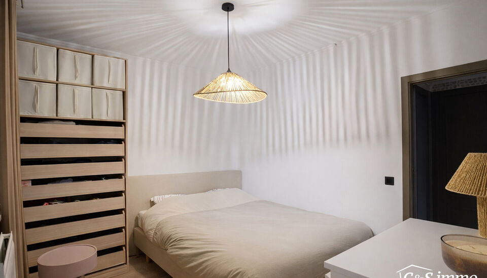 Welkom in residentie Willem de Brouwer. Op de achtste verdieping van dit goed onderhouden gebouw bevindt zich dit appartement, gelegen aan een gemeenschappelijke gang met slechts vier andere wooneenheden.
U betreedt het appartement via de inkomhal, die be