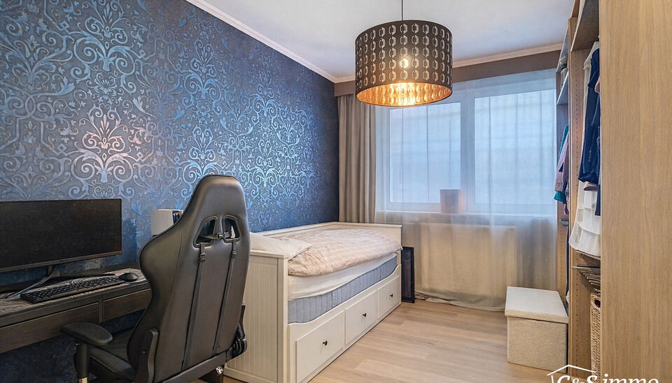 Welkom in residentie Willem de Brouwer. Op de achtste verdieping van dit goed onderhouden gebouw bevindt zich dit appartement, gelegen aan een gemeenschappelijke gang met slechts vier andere wooneenheden.
U betreedt het appartement via de inkomhal, die be