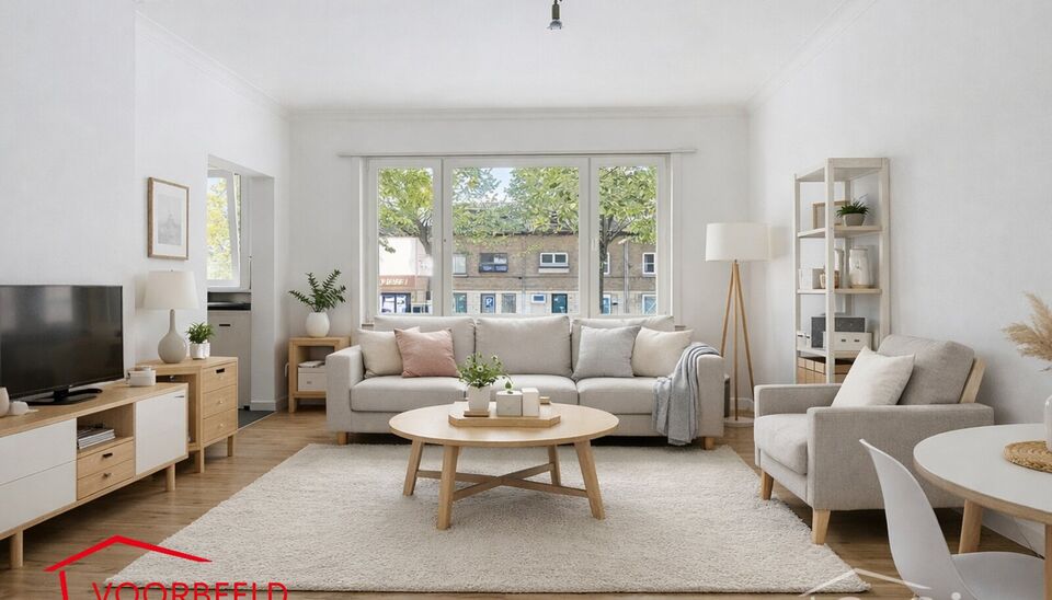 Licht appartement op wandelafstand van het Te Boelaarpark en diverse winkels.
De inkomhal leidt naar de woon- en eetkamer (ca. 23 m&sup2;) met laminaatvloer, aansluitend aan de praktische hoekkeuken. Het appartement beschikt over 2 slaapkamers (ca. 13 m&sup2; - 5