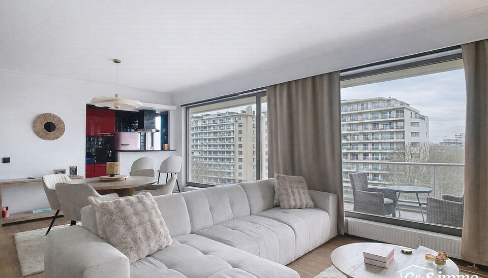 Welkom in residentie Willem de Brouwer. Op de achtste verdieping van dit goed onderhouden gebouw bevindt zich dit appartement, gelegen aan een gemeenschappelijke gang met slechts vier andere wooneenheden.
U betreedt het appartement via de inkomhal, die be